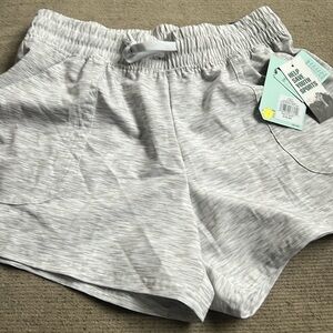 DSG GIRLS PERFORMANCE SHORTE. MID RISE RELAXED FIT